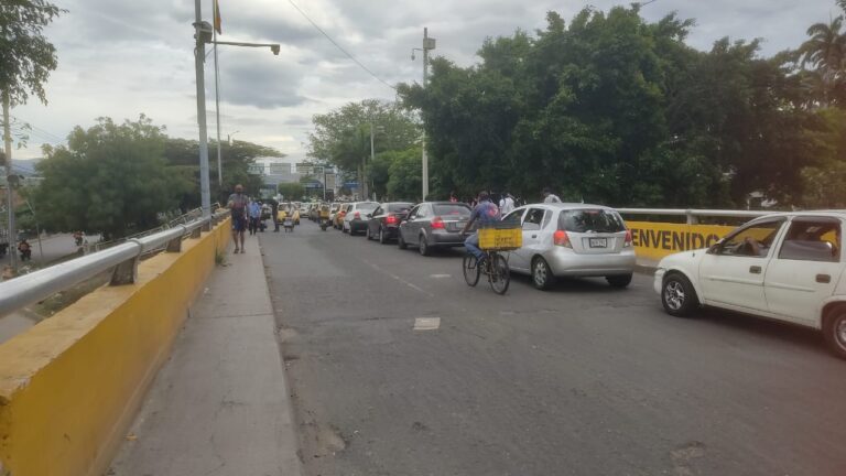 Cola para ingresar a Colombia por el puente Simón Bolívar