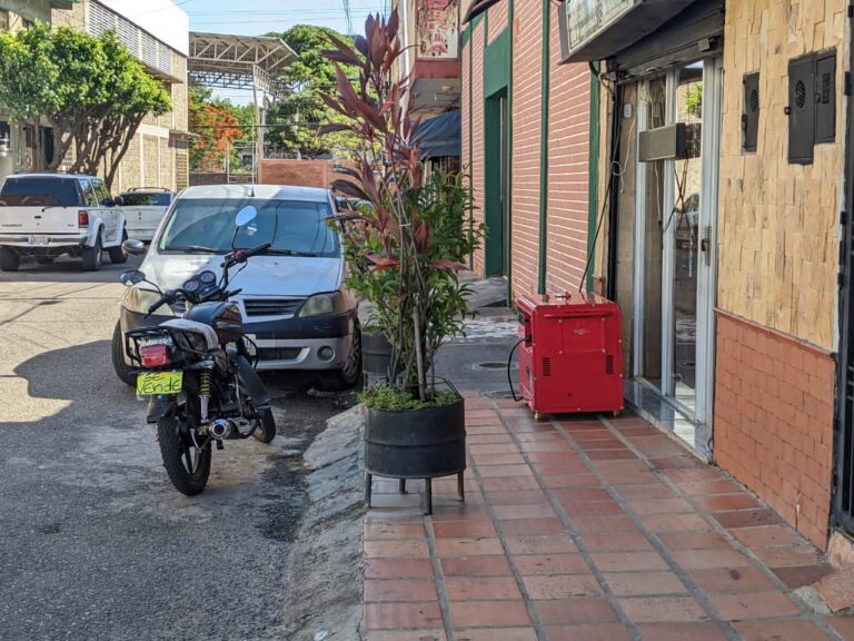 Cortes de electricidad agobian a los comerciantes de frontera