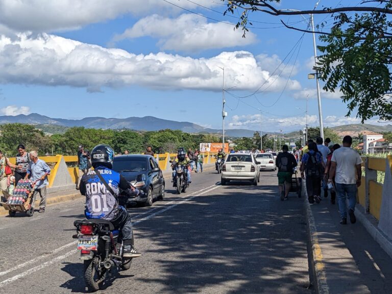 24 horas de funcionamiento y transporte público binacional: el reclamo a tres meses de la reactivación para el paso de vehículos