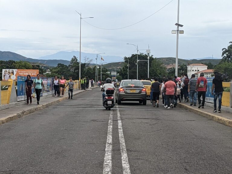 Así transcurre el tránsito por el puente Simón Bolívar este domingo