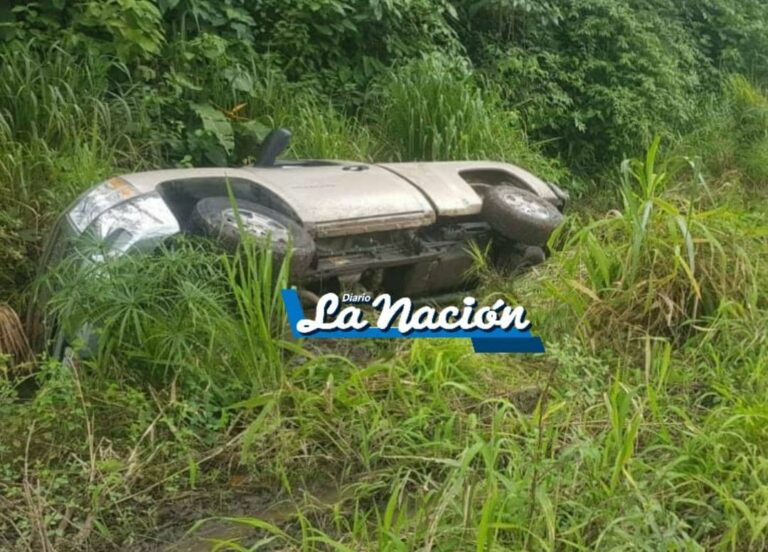 Conductor de vehículo termina volcándose en la autopista tramo Lobatera – Colón