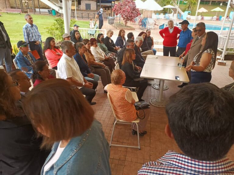 Exigen explicación por remoción vegetal y tala en el Colegio de Abogados