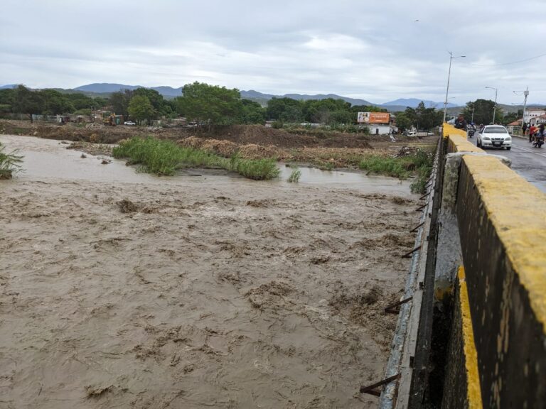 Bomberos de San Antonio y Ureña emprenden búsqueda de hombre arrastrado por el río Táchira