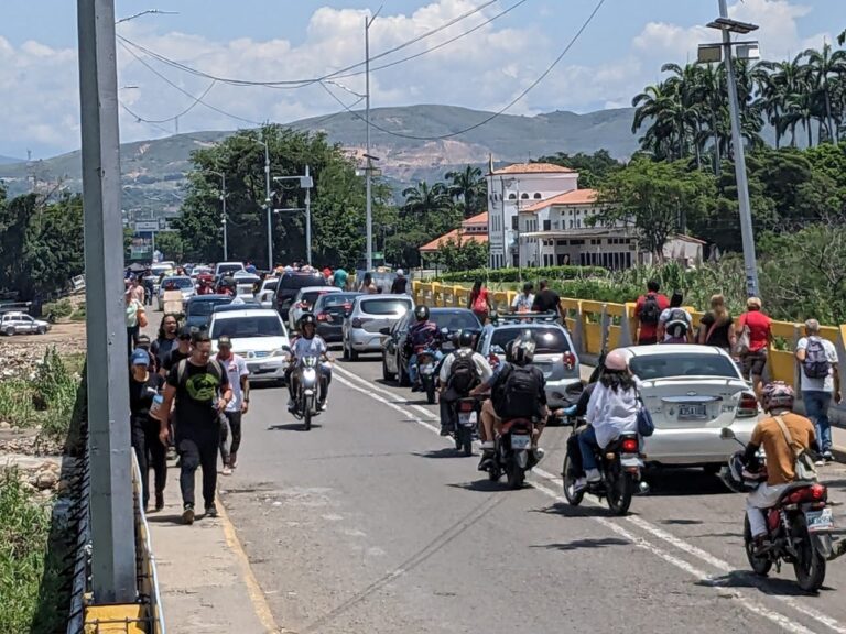Cola para ingresar a Colombia por el puente Simón Bolívar