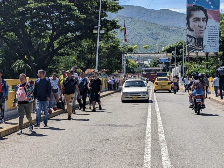 Concurrido el tránsito por el puente Simón Bolívar este domingo