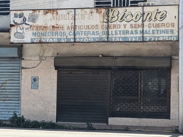 La gran vitrina de la frontera sigue desvencijada, con sus santamarías abajo y sin su olor característico a cuero
