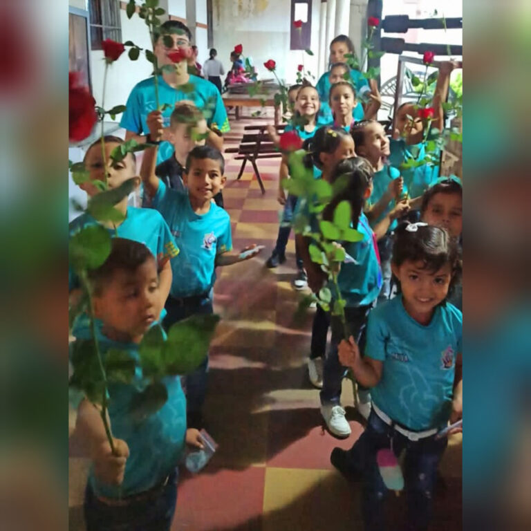 Arriba el telón con ritmo, notas y melodía