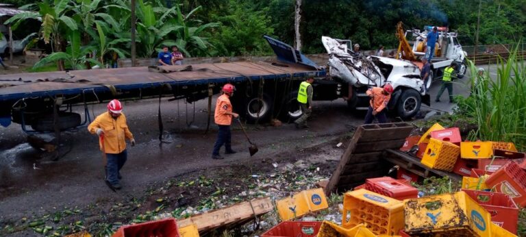 Camioneros aragüeños lesionados  en vuelco de gandola en la Troncal 5