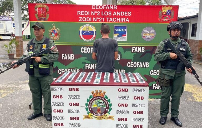 Transportaba 91 dediles en su estómago