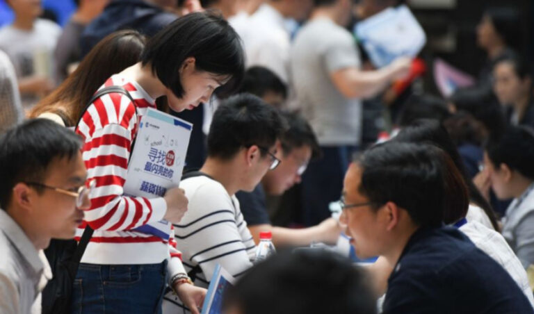 El desempleo juvenil en China alcanza su máximo histórico en abril con una tasa del 20,4%