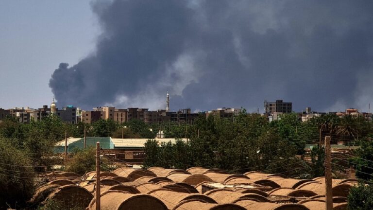 Más de 800 mil personas podrían huir de combates en Sudán