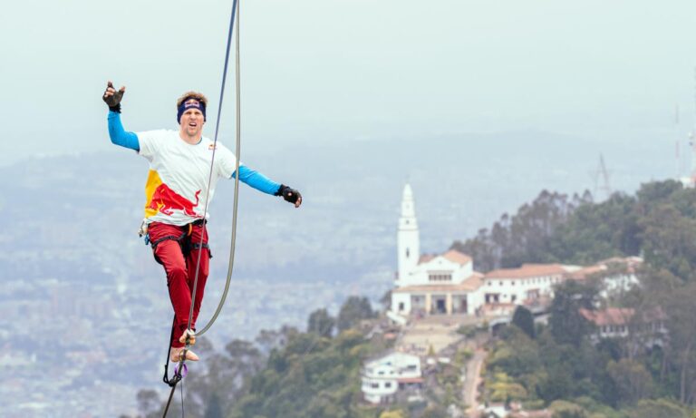 La hazaña de un hombre que cruzó cerros Monserrate y Guadalupe sobre una cuerda floja