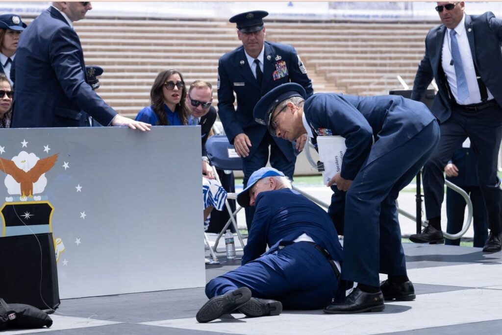 Presidente Biden sufre nueva caída esta vez en un acto de graduación