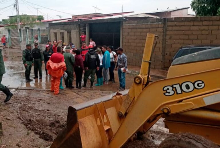 Gobernador sugiere disponer de viviendas desocupadas para ubicar damnificados por las lluvias