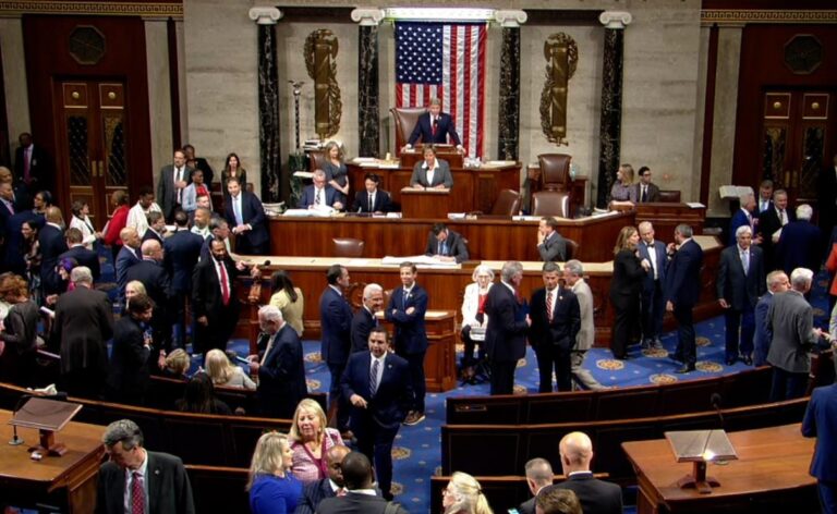 Aprueban elevar tope de deuda en Estados Unidos