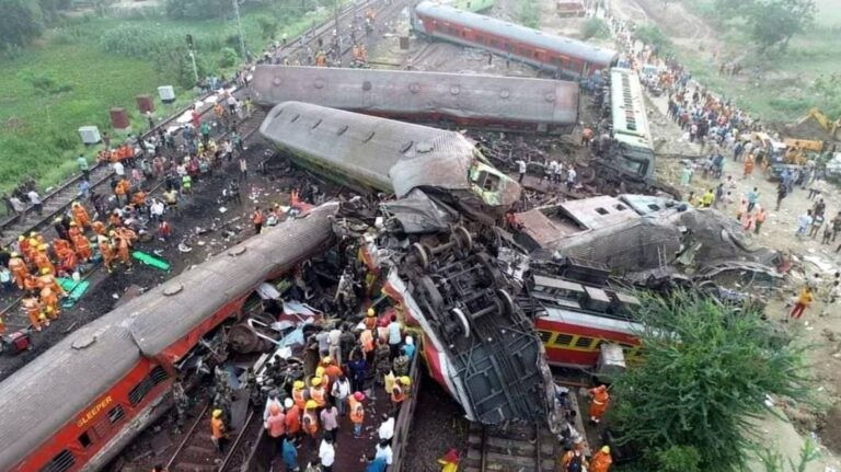 Tragedia ferroviaria en India deja al menos 288 muertos y más de 850 heridos