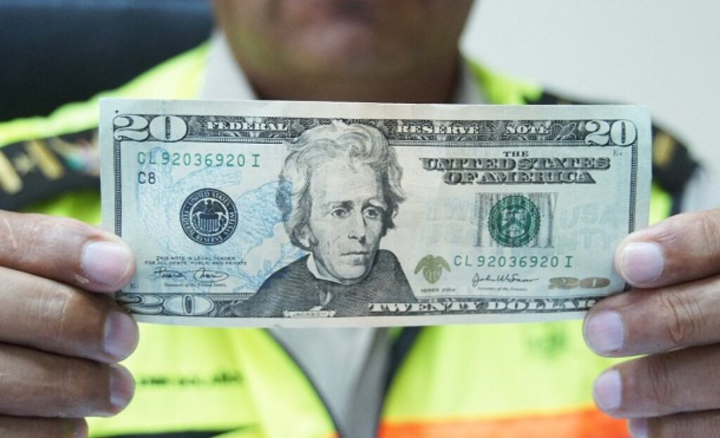 Alertan por presunta circulación de billetes falsos de 20 dólares