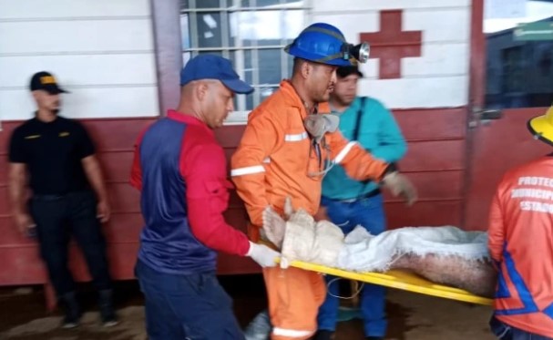 Murieron 12 mineros al inundarse mina en la que trabajaban