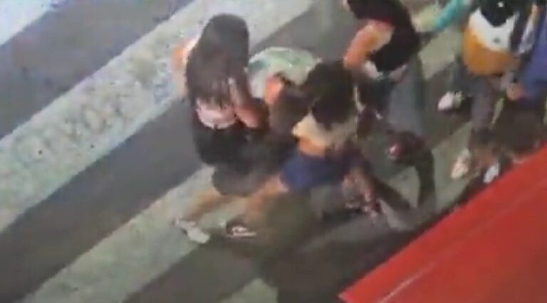 Grupo de venezolanas atacó violentamente a turista británico para robarle su celular