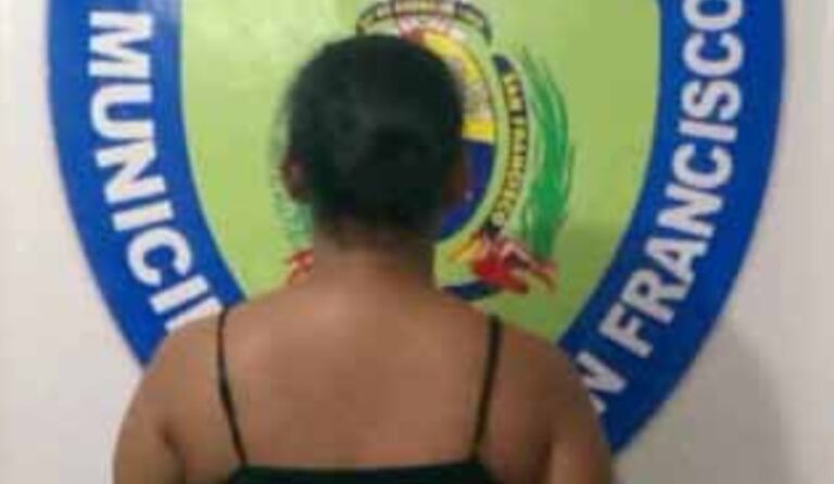 Detienen a mujer por golpear y tratar de asfixiar a su hija de 12 años