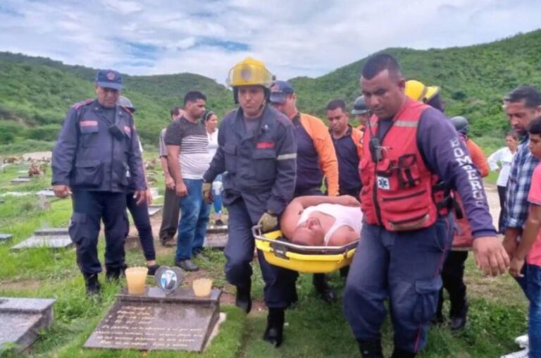 Siete heridos al colapsar fosas de un cementerio durante un entierro