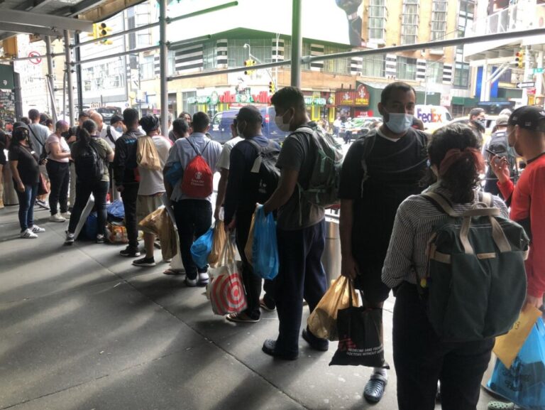 Alcalde de Nueva York ofrece pagar 100 dólares diarios a quienes reciban migrantes en sus casas