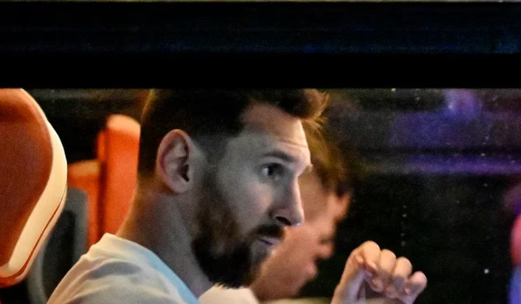 La abusurda selfie con Messi que logró un fanático chino luego de pagar 280 dólares para hospedarse en el mismo hotel del jugador