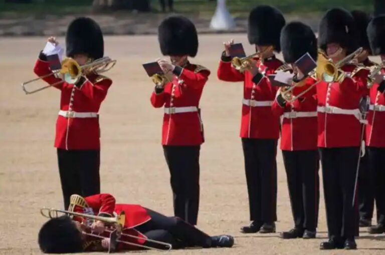 Así fue el momento en que un soldado británico se desmayó durante un desfile militar en Londres