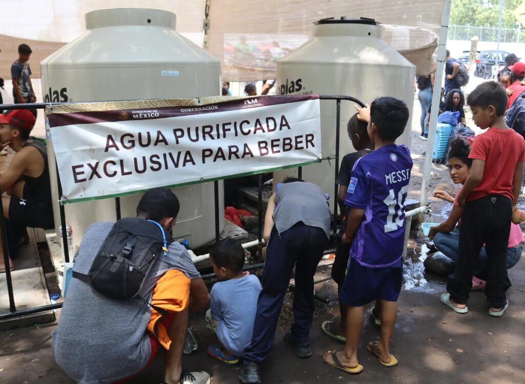 Migrantes venezolanos varados en frontera sur de México sufren consecuencia de la ola de calor
