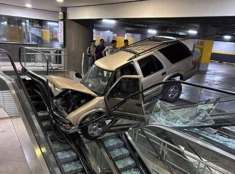 ¿Cómo terminó una camioneta estrellada en las escaleras del Sambil?