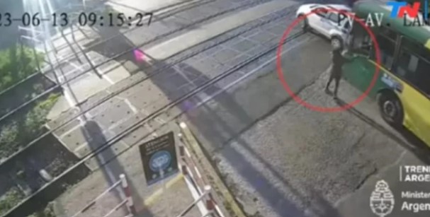 Mujer se salvó de ser arrollada por un tren en Argentina