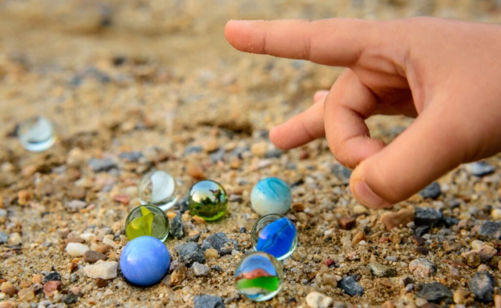 Niño de 11 años apuñaló a otro de 15 por un juego de metras