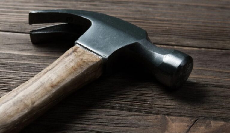 Hombre atacó a martillazos a su mamá y una tía mientras estaba borracho