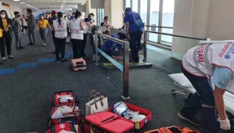 Mujer perdió una pierna al quedar atrapada en la pasarela móvil de un aeropuerto