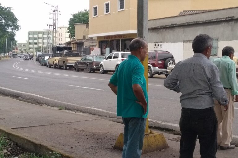 Conductores pasan más de 12 horas para poder surtir gasolina subsidiada en Barcelona