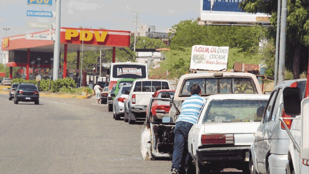 Escasez de gasolina en Venezuela: Largas colas y tensiones se multiplican en todo el país