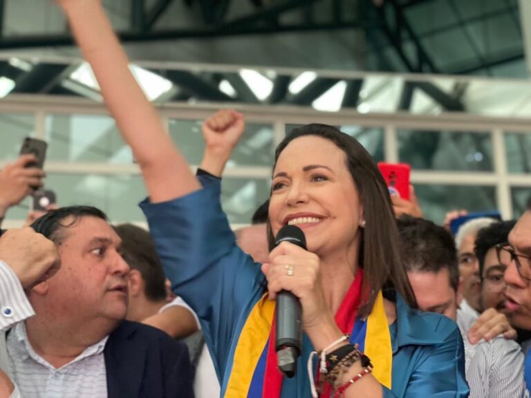 Maria Corina Machado formalizó su inscripción a las primarias de la oposición