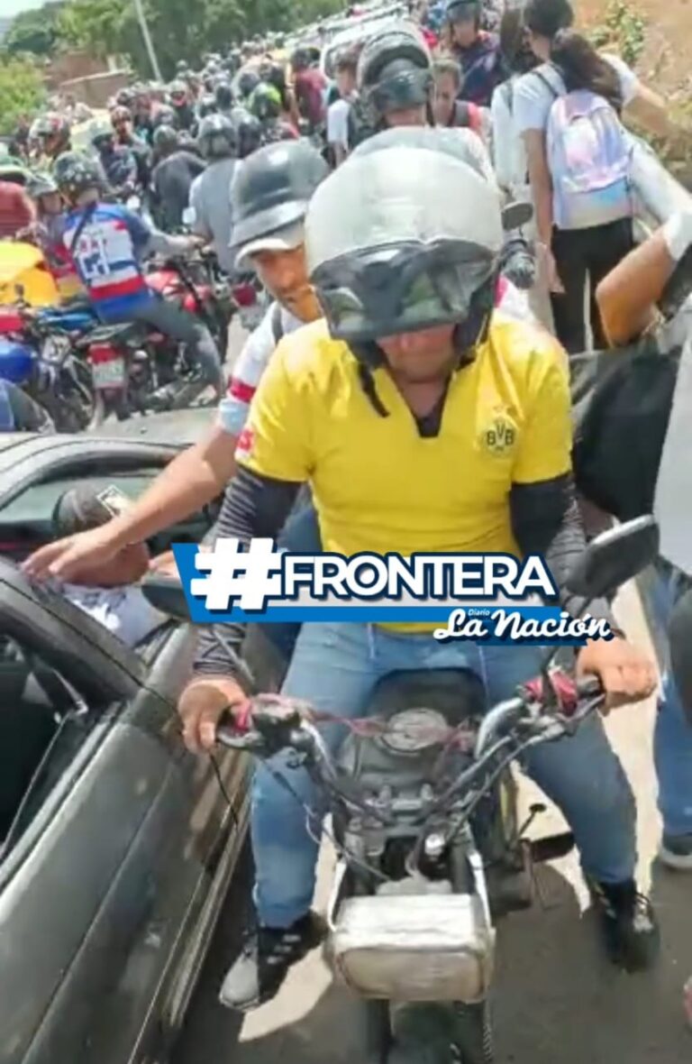 Embotellamiento en el puente Simón Bolívar