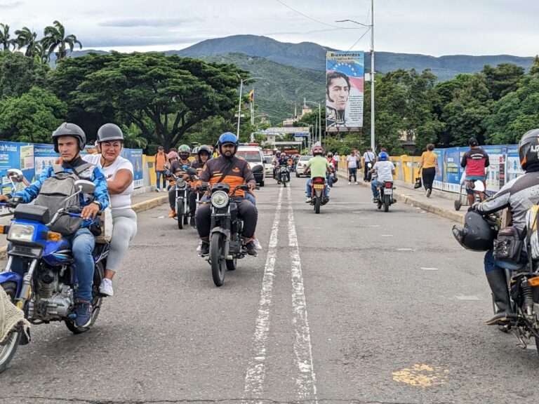 Viernes de gran movimiento sobre el puente Simón Bolívar