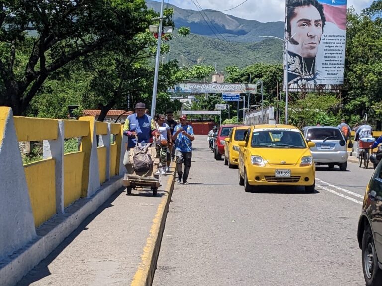 Así luce el puente Simón Bolívar este sábado
