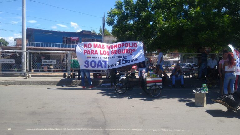 Protestan en el puente Simón Bolívar para exigir que se cumpla con el SOAT por 15 días