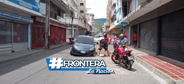 Vehículo cae en hueco ubicado en pleno centro de San Antonio del Táchira