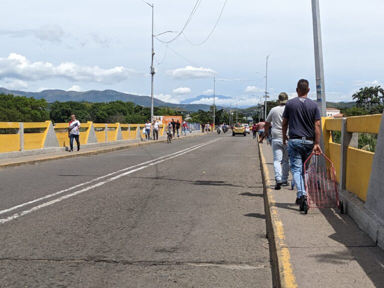 Domingo despejado en el puente Simón Bolívar