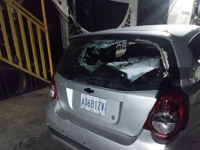 Hombre lanza piedra contra el vehículo de su pareja y la agrede físicamente en Capacho