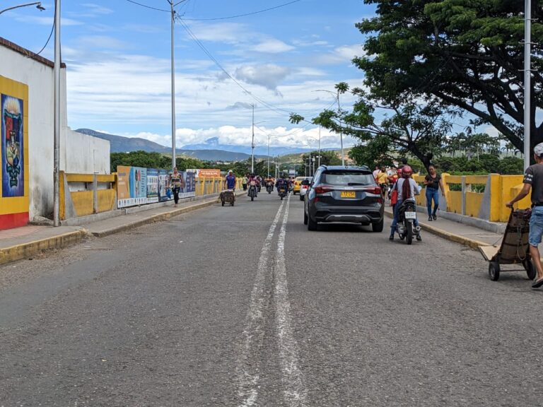 Nutrido el tránsito por el puente Simón Bolívar