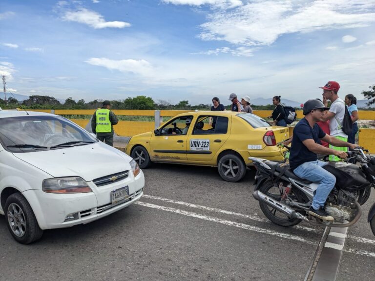Exhortan a taxistas colombianos a cumplir la norma de salir sin pasajeros de Venezuela