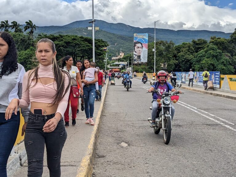 Concurrido y sin contratiempos el puente Simón Bolívar