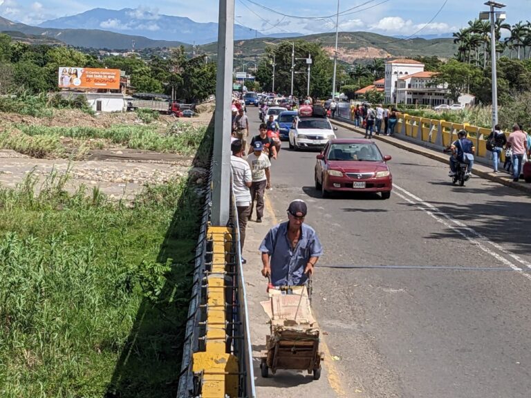 Así va el ritmo por el puente que une a San Antonio con La Parada