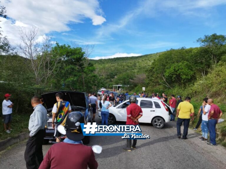 Triple colisión genera atolladero a un kilómetro de Peracal