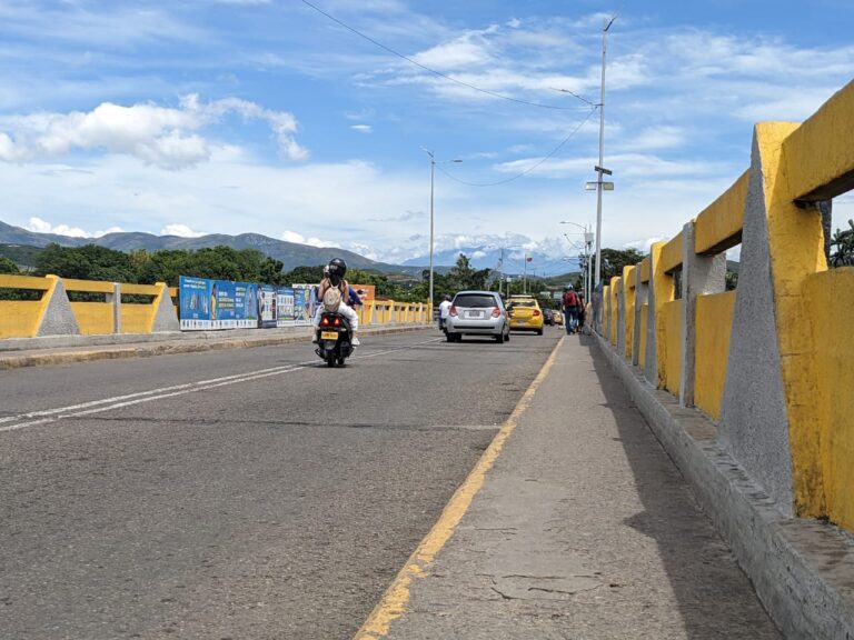 Baja el ritmo los domingos por el puente Simón Bolívar